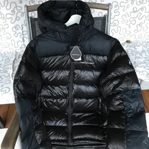 Peak Performance Frost Dunjacka - Är du ute efter en varm dunjacka inför vintern? Då är denna perfekt för dig!  En helt ny Peak Performance dunjacka i storlek Medium med tags kvar. Vunnen på en tävling på Instagram hos Johnellsofficial och säljer den då jag inte har någon användning av den. Bevis, påse och låda finns kvar. Köparen står för frakt vid eventuell leverans. Nypris: 4200kr. Skick: 10/10. En helt ny jacka till ett bättre pris helt enkelt:)