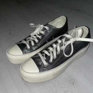 Converse Ctas Ox lift egret/silver - Såå snygga men förstora för mig :( endast använda 1 gång. Kommer med originalbox 