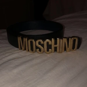 Moschino bälte inte äkta - Passar Xs-M, är i jättefint skick, andvändt 1 gång 
