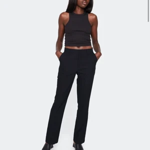 Kostymbyxor  - Ett par svarta raka kostymbyxor i storlek 36 från Bik Bok (Vilma kostymbyxa) jättesköna och snygga kostymbyxor, säljer pga av att jag har dubbla par. Jag är 163 cm och dom går hela vägen ner med skor på. Nypris 399 kr, säljer för 230💞frakt ingår inte i priset! 