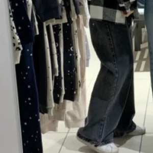 Gina mörk gråa byxor! - Säljer dessa fina gråa vida jeans från Gina Tricot! Använd Max 2 gånger. Ser helt nya ut… säljer pga att dessa jeans inte är riktigt min stil! Köpta för 599 säljer för 400.. men pris kan diskuteras! Storlek 36.. men jag själv som har storlek 38 på jeans passade dom väldigt bra. 