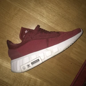 Adidas primeblue  - Adidas i modellen primeblue. Använda 2 gånger ute men insåg att de inte är riktigt min stil. Säljes därför vidare nu. Nypris 900kr 