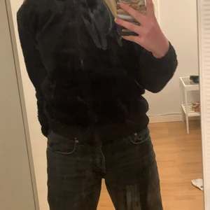 Svart lurvkofta  - Superbekväm lurvkofta från Cubus. Säljer för att den är för liten. Köparen står för frakt.
