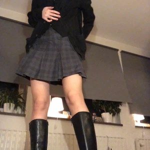 Esprit kjol - INTE SÅLD (‼️ INGEN BUDGIVNING: pris 120kr + frakt 71kr‼️)  Grårutig trendig low/mid-waist kjol med små fickor fram och bak. Gott skick, använd sparsamt. Står inte storlek men skulle säga S/M. (Frakt 71kr) 🥰 