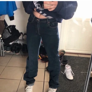 Lågmidjade jeans - As feta lågmidjade jeans, söta till nån topp❤️ använda typ en gång då de är för små för mig, skriv för fler bilder