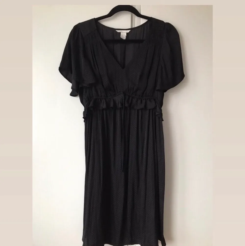 En svart klänning från H&M i storlek M, sparsamt använd och i fint skick ✨ egentligen från Mama-avdelningen/kollektionen men fungerar bra med eller utan bebismage - superfin fit och funkar nog på S-L 🦋 . Klänningar.