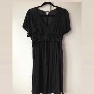 Svart H&M klänning storlek M - En svart klänning från H&M i storlek M, sparsamt använd och i fint skick ✨ egentligen från Mama-avdelningen/kollektionen men fungerar bra med eller utan bebismage - superfin fit och funkar nog på S-L 🦋 