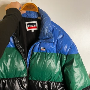 Levis Puffer jacket  - Sjukt snygg Levis jacka! Storlek S, använd men i sjukt bra skick!