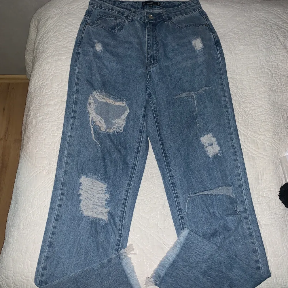 Säljer dessa snygga slitna momjeans från Missguided. Aldrig använda, från Missguided. Storlek 36. Fråga om de något ni undrar över💕💕💘. Jeans & Byxor.