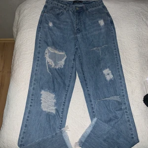 Slitna momjeans  - Säljer dessa snygga slitna momjeans från Missguided. Aldrig använda, från Missguided. Storlek 36. Fråga om de något ni undrar över💕💕💘