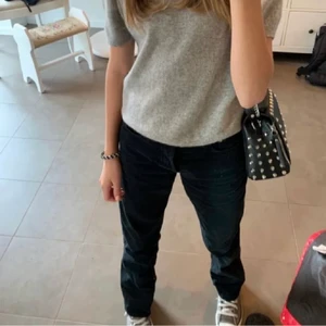 Zara mid rise - Helt svarta mid rise jeans som inte längre finns kvar, säljer pga de är för små ❤️