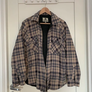 Skjortjacka - Rutig skjortjacka i storlek L (sitter dock bra som S/M oxå)💛