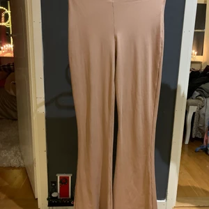 Ribbade mjukisbyxor  - Ribbade ljusrosa mjukisbyxor som går ut längs ner. Jättefina men kommer inte till användning. Köparen står för frakt 