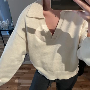 Beige stickad tröja med krage  - Från Gina tricot. Använd 2 gånger. Jättefint skick. Storlek M lite oversized. Säljer även exakt samma i svart 