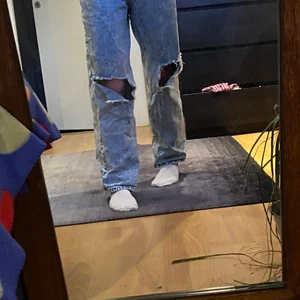 Jeans monki  - Hej! Säljer nu mina favo jeans som jag tyvärr inte har andvändling för längre! Skriv till mig vid funderingar eller likande! Dem är stentvättade och super fina o sköna!