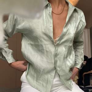 ONLY skimrig ljusgrön skjorta i stl 36. Superfint skimmer & kall nyans av grön, även lätt att klä upp eller ner. 💫