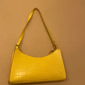 Säljer nu vidare min fina gula Bikbok väska. Köpt för ungefär 2 månader sen och vill ni köpa en ny☺️ så härlig färg, klär verkligen upp en svart outfit💗
