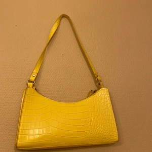 BIKBOK VÄSKA - Säljer nu vidare min fina gula Bikbok väska. Köpt för ungefär 2 månader sen och vill ni köpa en ny☺️ så härlig färg, klär verkligen upp en svart outfit💗