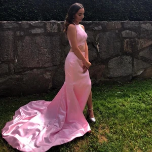 Klänning  - Säljer denna fina två delad klänning i storlek XS. Används en gång. Pris kan diskuteras. Vid intresse hör gärna av dig😊 köptes för 800 kr säljer för 500 kr 