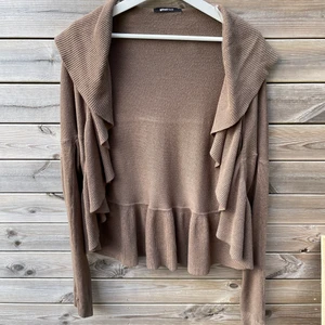 Brun cardigan med volang - Söt och jätteskön brun cardigan med volang, passar S/M 