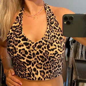 Leopard top med öppen rygg - Söt topp från Urban Outfitters, knappt använd och bra skick!! Kan mötas upp i Malmö 💓💖