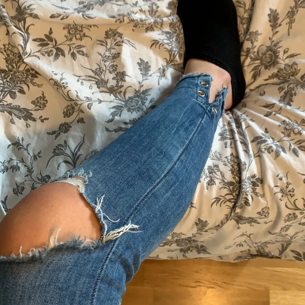 Blåa jeans led hål som aldrig kommer till användning💕Dom är i bra skicka nästan som nya, bekväma och sitter bra i rumpan och midjan, high/ mid waisted✨. Jeans & Byxor.