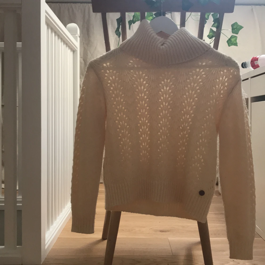 Gul stickad tröja med polokrage - 90