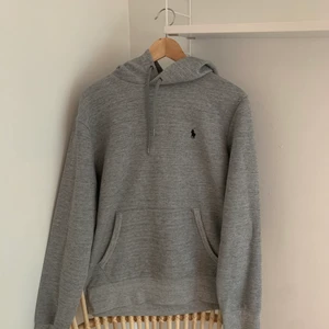 Ralph Lauren hoodie - Nästan oanvänd Ralph Lauren hoodie i grå färg.   Skick: 10/10. Nypris ca 1200kr. Storlek Medium. Köp direkt för 400kr