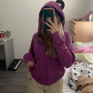 SOC lila zip up hoodie i storlek 40 - En fin kofta/ zipup i lila. Den är ifrån SOC och är i storlek 40 (M) jag är storlek XS-S så det passar mig lite större men inte oversized. Säljer pga d kommer aldrig till användning (frakten diskuterar vi privat)