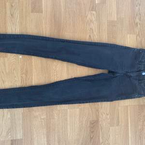 Svarta vanliga jeans från cubus i storlek XS men passar även S då dem är väldigt stretchiga. Säljs pga ingen användning. Köparen står för frakt, skriv vid frågor💕 pris kan diskuteras 