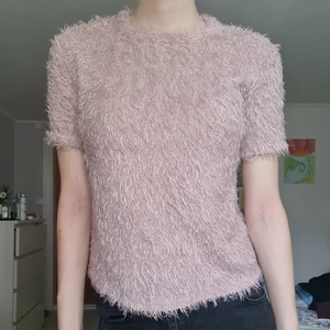 Pälsig tröja - lite croppad "pälsig" top från Zara i storlek S. I bra skick och säljer då den helt enkelt inte används längre