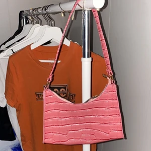 Rosa väska - Rosa väska med krokodilimitation. Jag kan mötas upp i Eskilstuna annars står köparen för frakten 🌟❤️