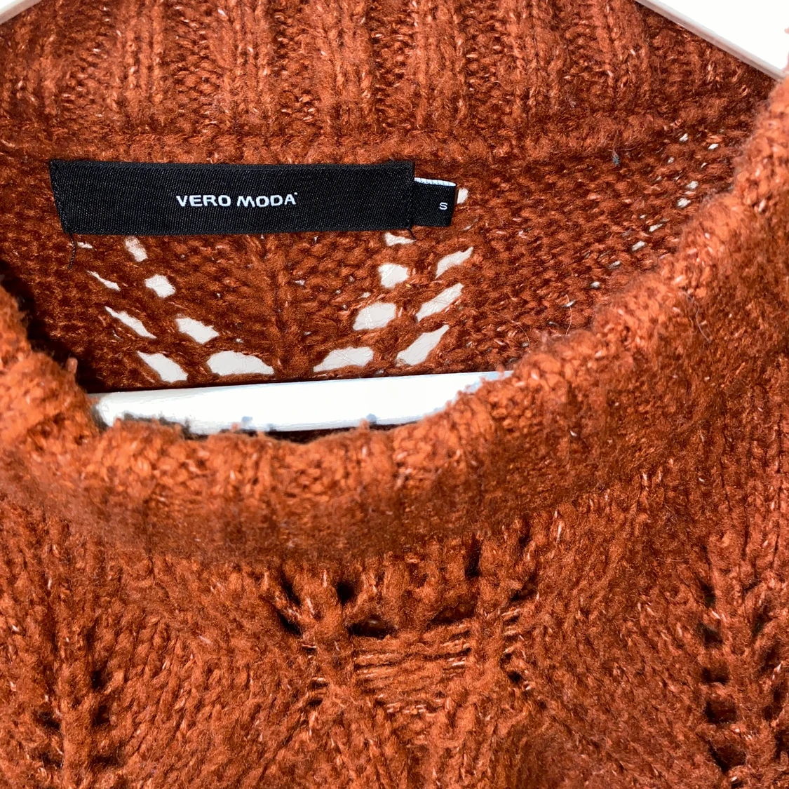 Stickad tröja från Vero Moda i magiskt mjuk material, perfekt till hösten🍁❤️ - 90