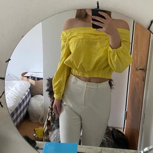 Tröja ifrån zara  - Gul tröja ifrån zara i storlek m