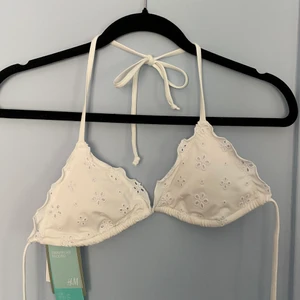 Vit bikini  - Säljer denna helt oanvända bikini. Jättesöt i mönstrat vitt. Säljer pga av fel storlek. Plomberad💕💕