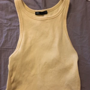 Zara top - Säljer en fin zara top som tyvärr inte kommer till användning, perfekt till sommaren och färgen är så fin!  Storleken är i L men passar mig som brukar ha S eller M❤️