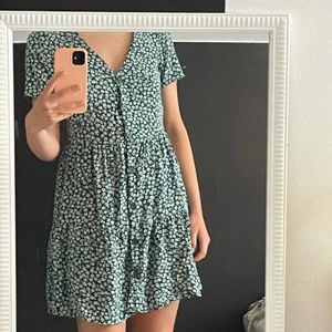 grönblommig klänning från H&M - En grönblommig klänning från H&M, väldigt fin och bra skick! Storlek 34 (sitter som S) 