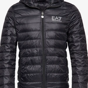 EA7 jacka  -    Knappat använd  Inga skador på jackan, Nyskick🤍