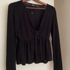 Festlig blus  - Fin topp/blus i polyester(?). Använd sparsamt. 