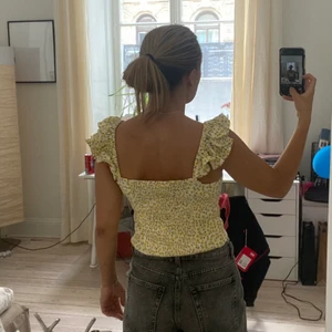 Gulblommigt linne H&M stl 34 - Ett supergulligt småblommigt linne från HM med volangärm. Linnet är i stl 34 men är ganska stor i storleken och passar även stl 36. Knappt använt och inköpt för 199kr.