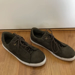 Skor  - Ett par snygga skor som inte är använda många gånger!! Skorna är i grönt sammet och jag säljer dem pga att jag har alldeles för många skor och måste bli av med några! Dem är i fint skick men de syns såklart på sulan under skorna att dem är använda. Har du mer frågor är de bara att höra av dig❤️