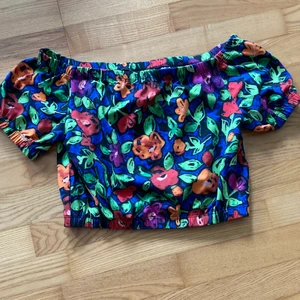 mönstrad crop top - mönstrad crop top från monki i superfina färger, aldrig använd, prislappen är kvar (ursprungspris 150kr) den är en XXS men jag har oftast S och kan ha den, skulle säga att den är som en lite mindre S