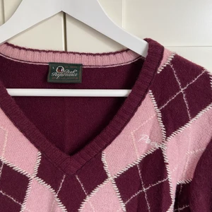 Stickad Peakperformance tröja  - En supersnygg vintage-stickad tröja från peak performance. Perfekt med en skjorta eller linne under.🤩 Kan vara lite stickig om man är väldigt känslig och inte har någonting under, men ingenting man vanligtvis tänker på. Är köpt av min mamma för ca 10 år men bara använd en gång. Är storlek L, men passar mig som är xs/S och upp till L, beroende på hur man vill att den ska sitta. Vid många intresserade blir det budgivning.😋Hör gärna av dig för fler bilder!😚❤️ 