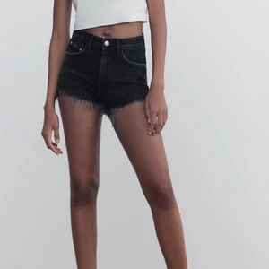 Zara jeans shorts  - Köpte dessa för ca 1 månad sedan men det är för små för mig och vill bli av med dem och köpte för 229kr men om du är intresserad så löser vi ett bra pris! 