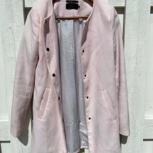 Rosa Kappa  - Ljus rosa kappa/jacka i storlek XS. Använd men är i bra skick:) 