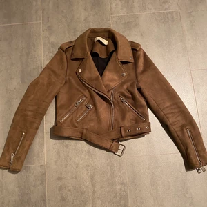 Mockajacka från Zara  - Brun jacka i mockamaterial från Zara, strl xs 