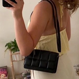 ✨Söt väska✨ - En söt svart väska med små rutor på. Jag säljer då jag har många väskor just nu och denna inte kommer till användning. Pris kan diskuteras. Köpare står för frakt💘