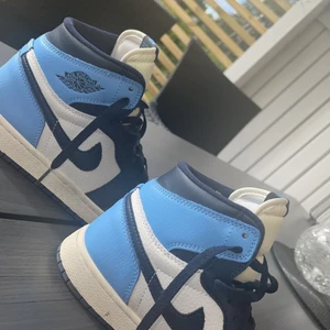 Air Jordan retro high obsidian UNC  - Hej! Säljer mina jordans, köpt på restock för 6/7 månader sen, har inte kommit till så jätte mycket användning, karton finns nog kvar men tyvärr inte kvittot. 💕 endast seriösa köpare tack, bara och skriva om ni vill ha fler bilder  
