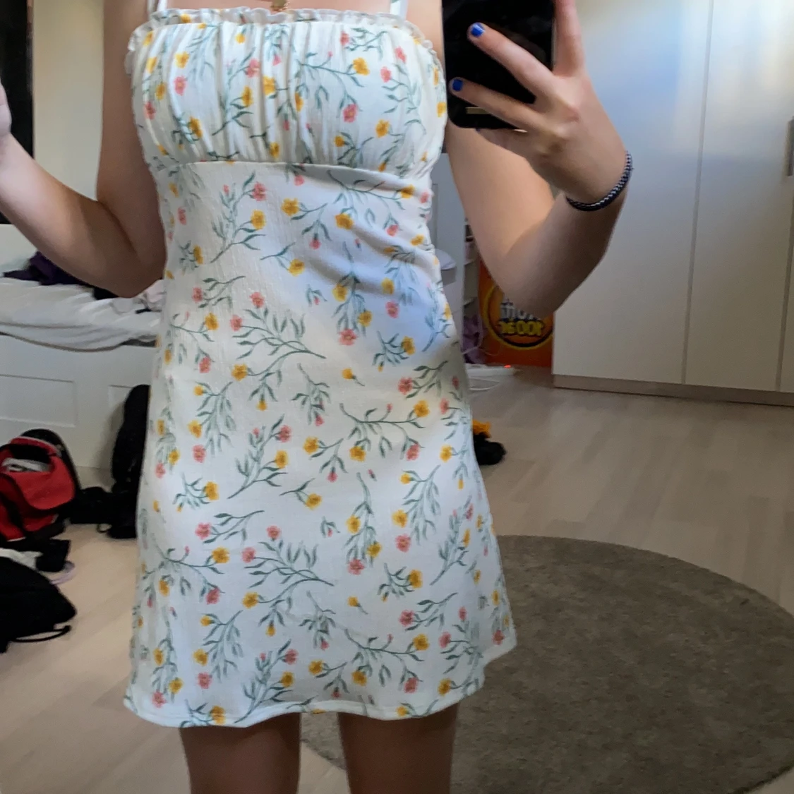 Vit blommig knälång klänning strl. xs