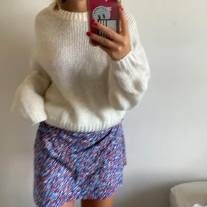 Vit stickad tröja hm - Säljer en vit stickad tröja från hm. 